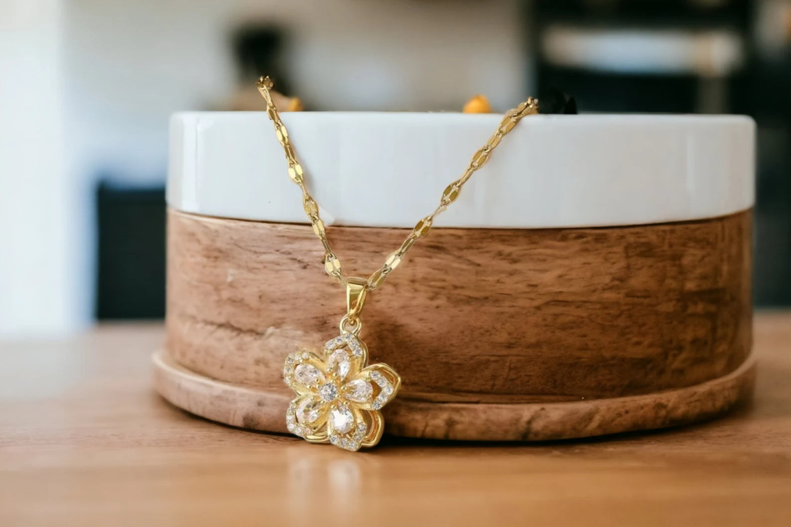 1pc Stainless Steel 5-Petal Rotating Flower Necklace